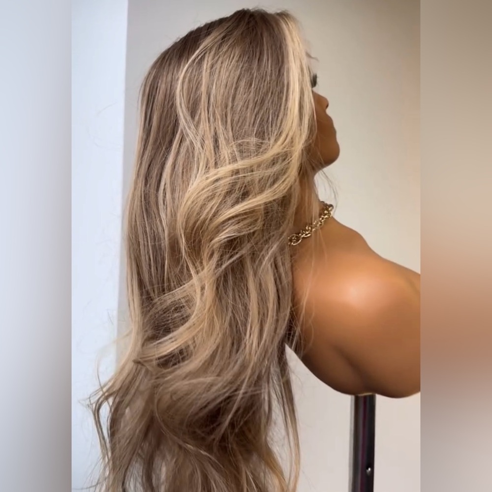 Luxurious Blonde Wavy Hair Wig - Picture 2 of 2